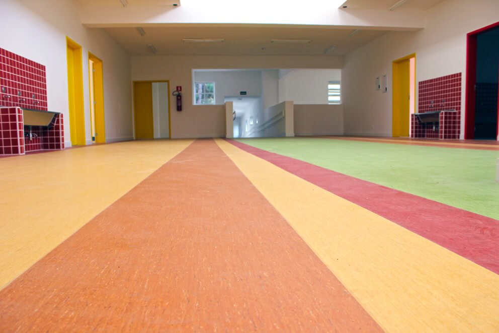 Piso vinílico para escola